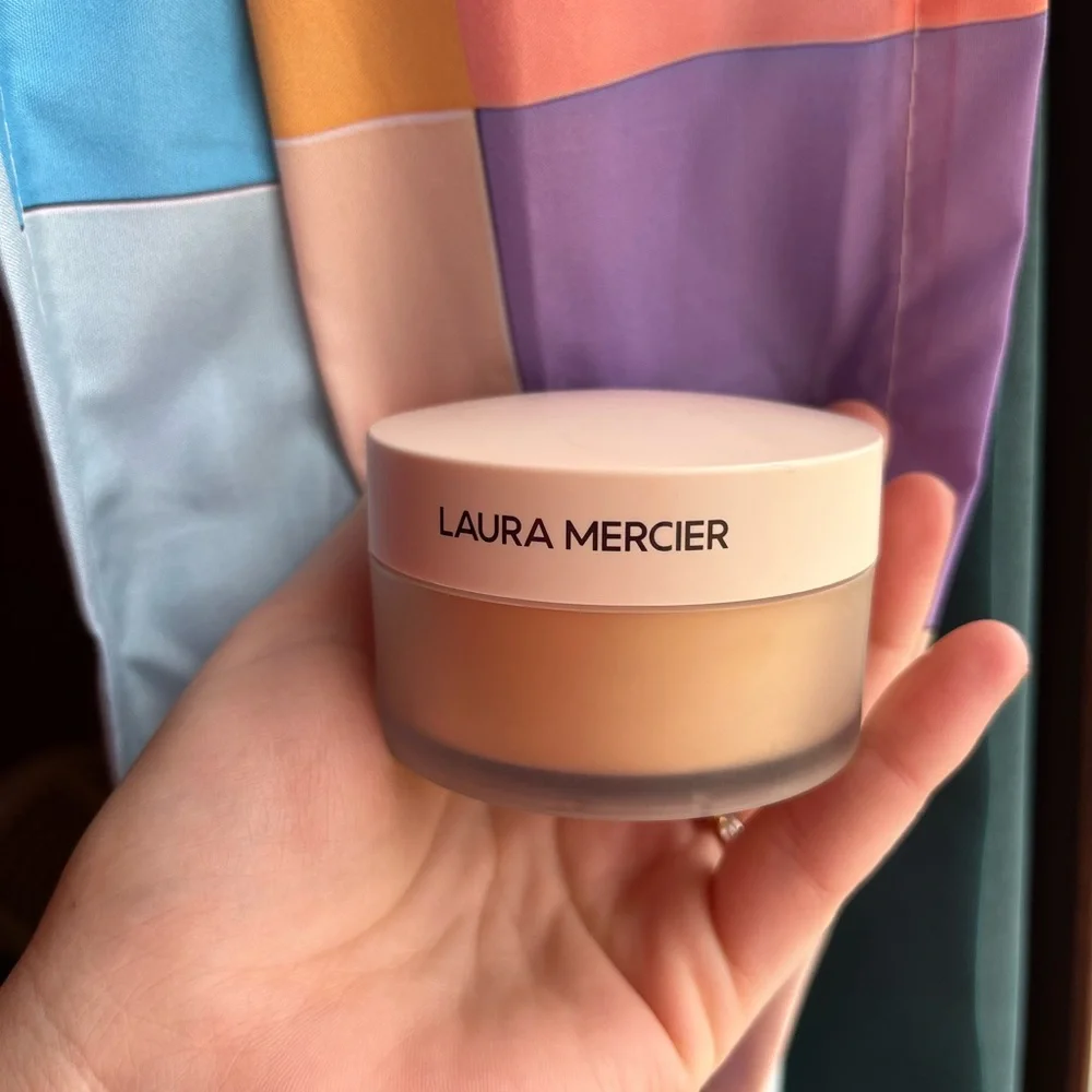 Laura Mercier Ultra Blur Translucent Powder in color translucent honey